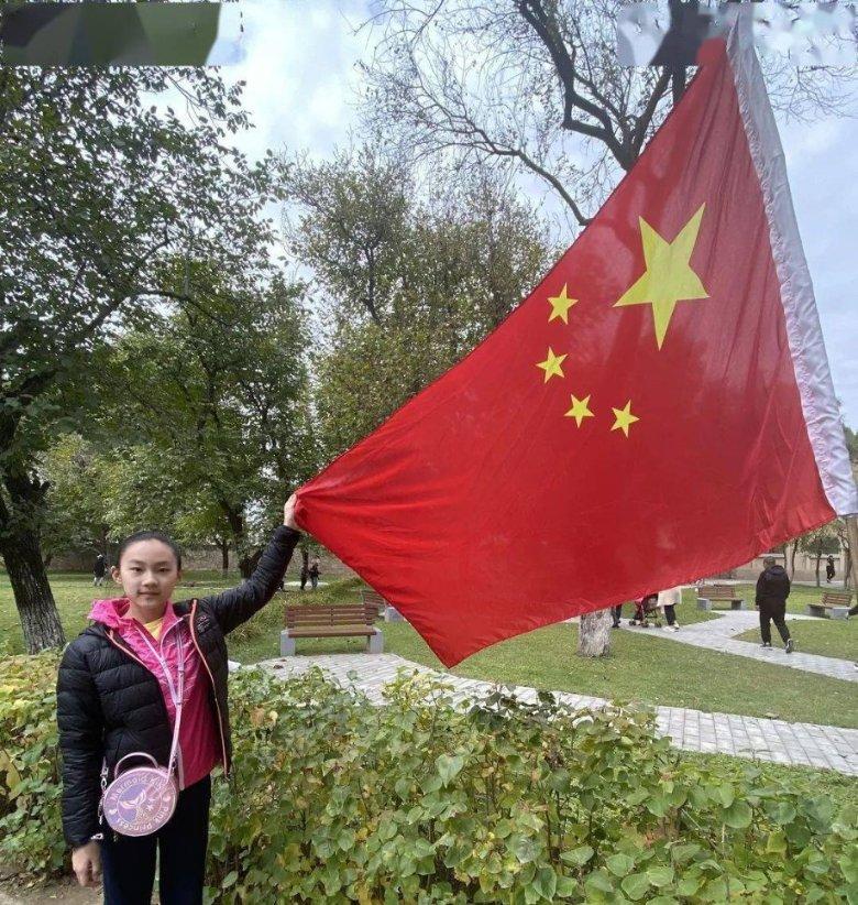 胡可家庭新年照引热议:安吉变身校草,鱼儿粗犷成长